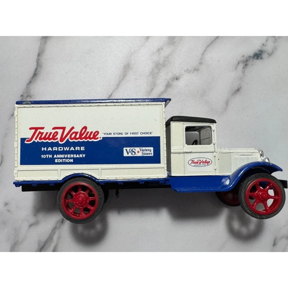 ERTL 1931 Hawkeye True Value Delivery Truck Bank + key 1:34 10th Anniversary